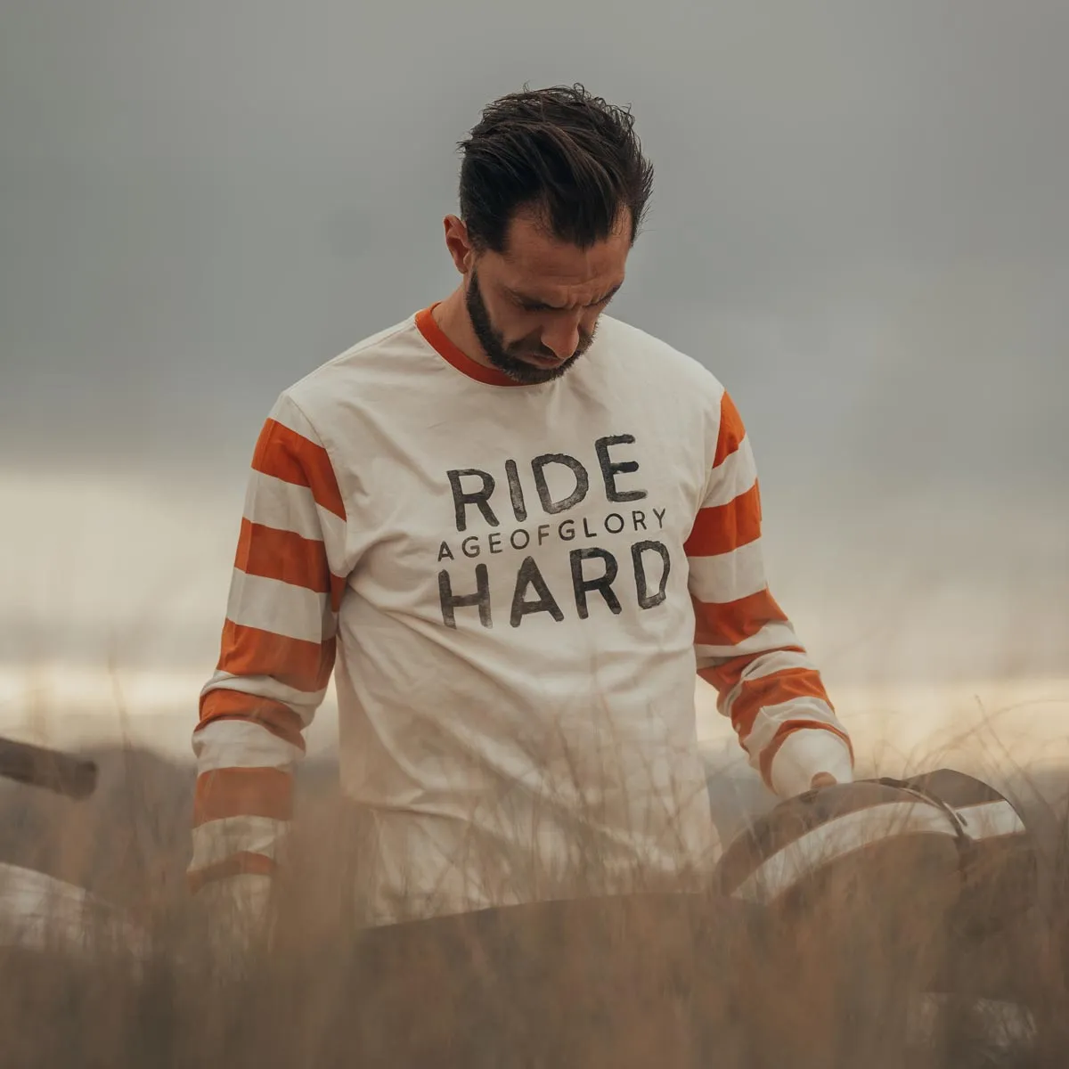 AGE OF GLORY - Ride Hard Tee LS Tee Ecru Rust - Imagen 4